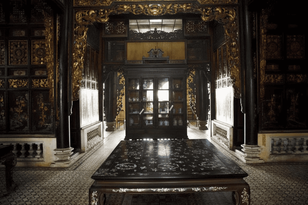 Các vật dụng trong nhà đều làm từ gỗ xà cừ